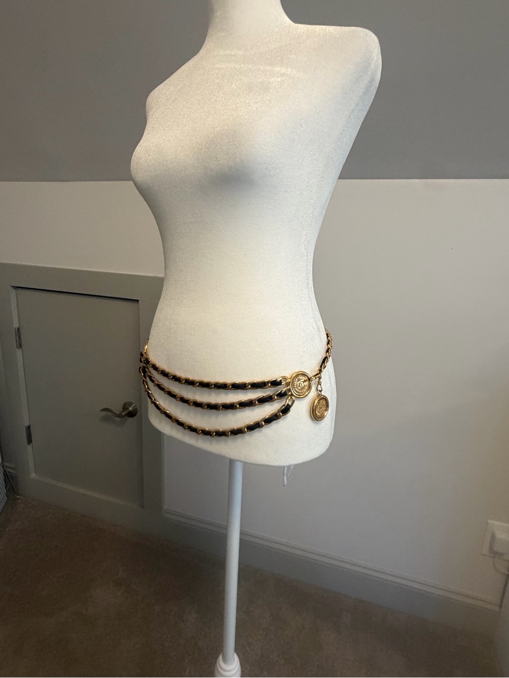 Vintage CHANEL 1980s 31 Rue Cambon Triple Strand Chain Leather Medallion Belt